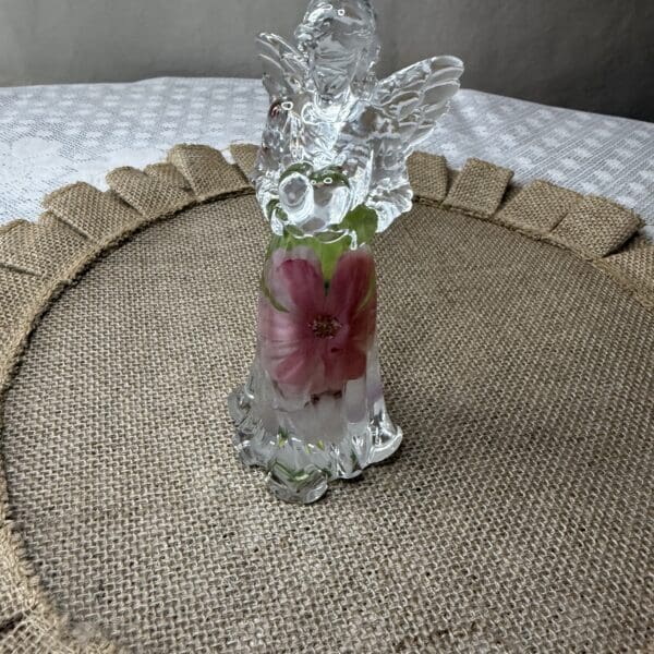 RESIN ANGLE W/FLOWERS