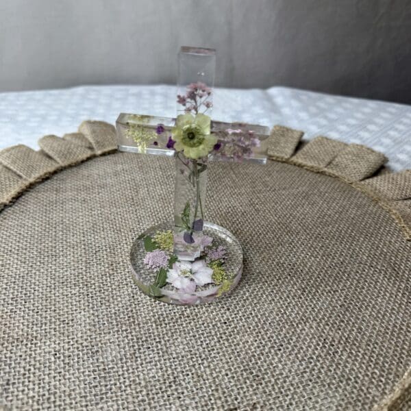 SM RESIN CROSS W/FLOWERS AND STAND