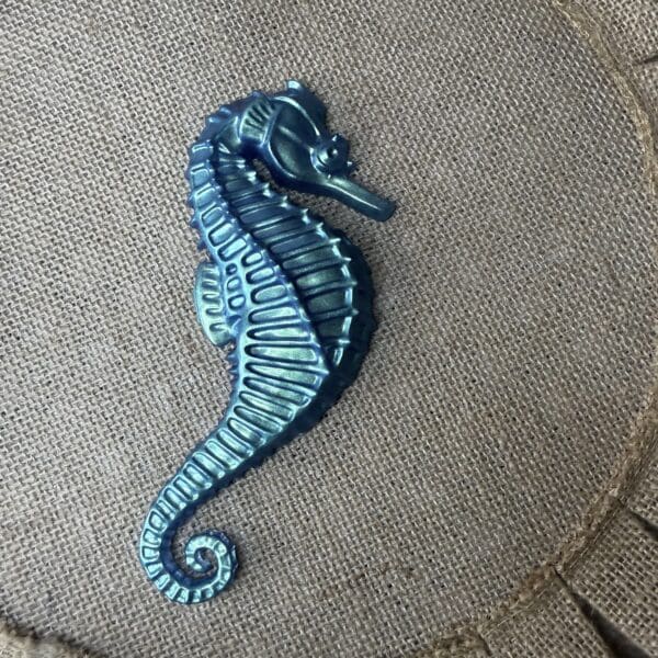 RESIN SEAHORSE W/CAMO RESIN PAINT